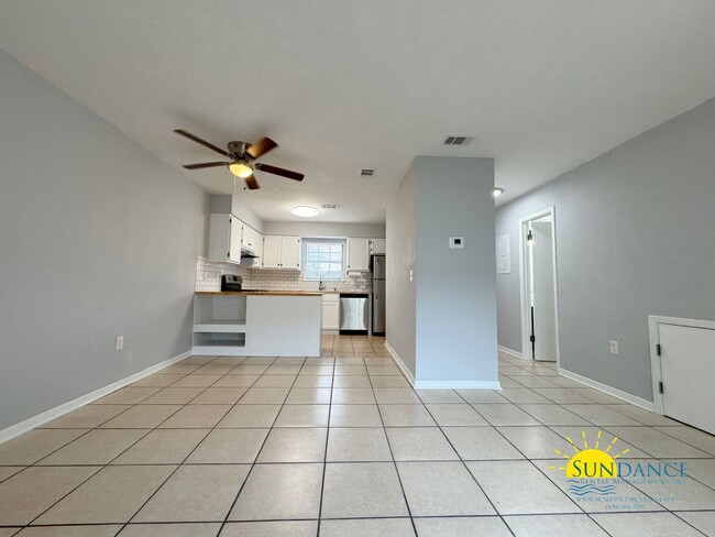 Building Photo - Great Location, Fully Renovated Townhouse!