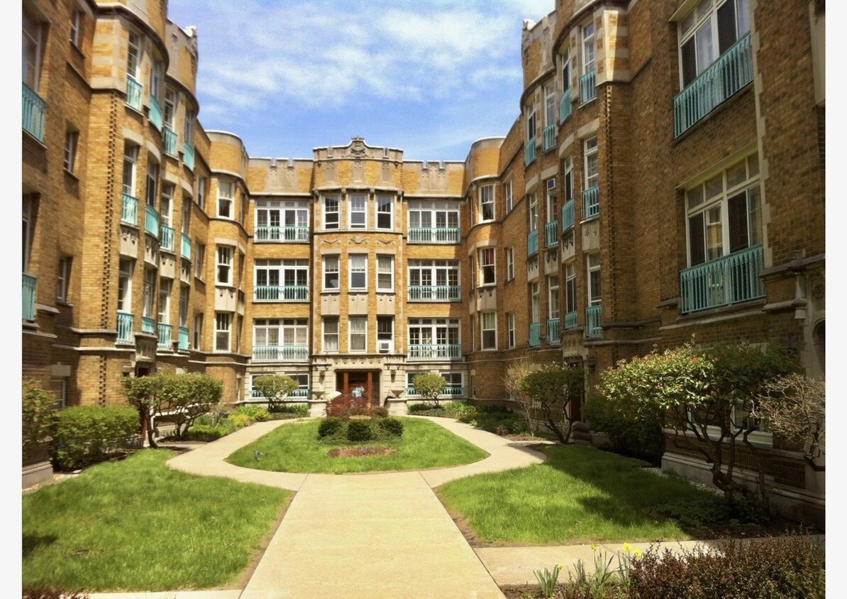 Primary Photo - 1528 E 59th St
