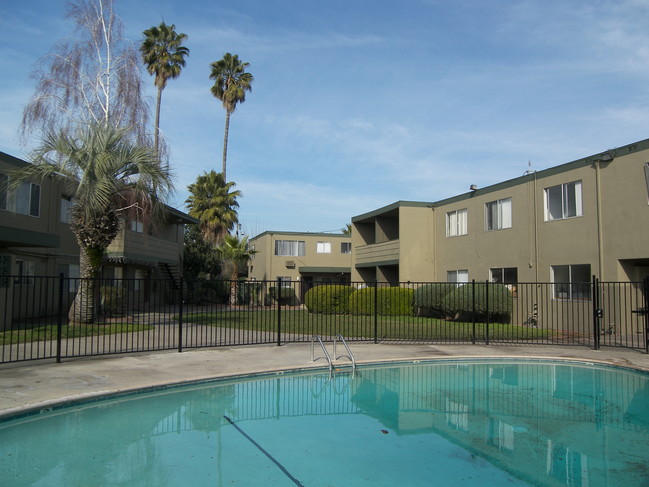 Piscina - Emerald Estates Apartments