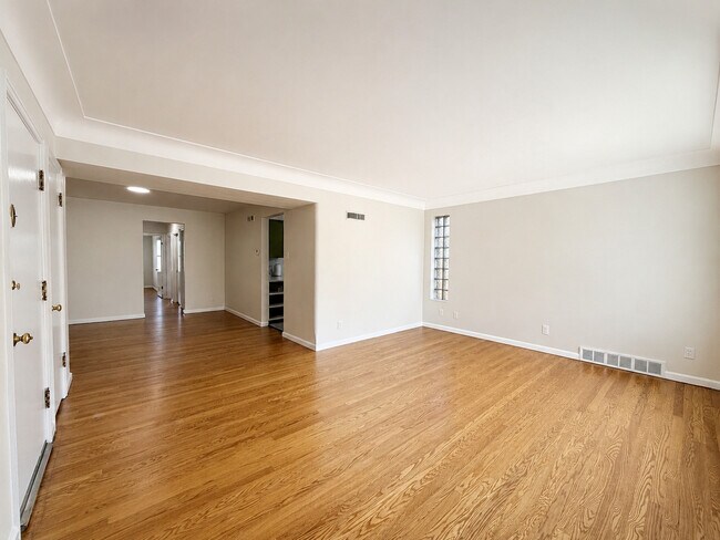 Foto del edificio - 6930 Jamieson Ave