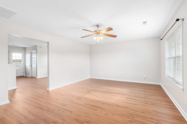 Building Photo - 131 Cherry Grove Dr