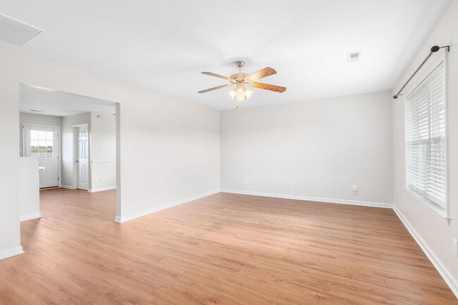 Foto del edificio - 131 Cherry Grove Dr