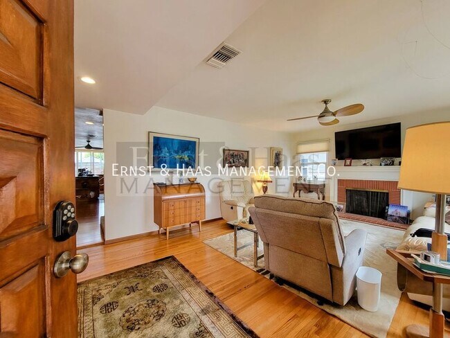 Foto del edificio - Exquisite 5 Bedroom Home in Prime Alamitos...