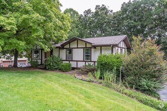 Building Photo - 220 Rolling Ridge Dr