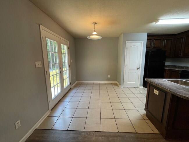 Building Photo - Comfortable 3-Bedroom Home with Open Layout