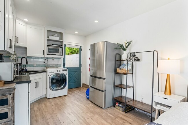 Building Photo - 4867 Revlon Dr