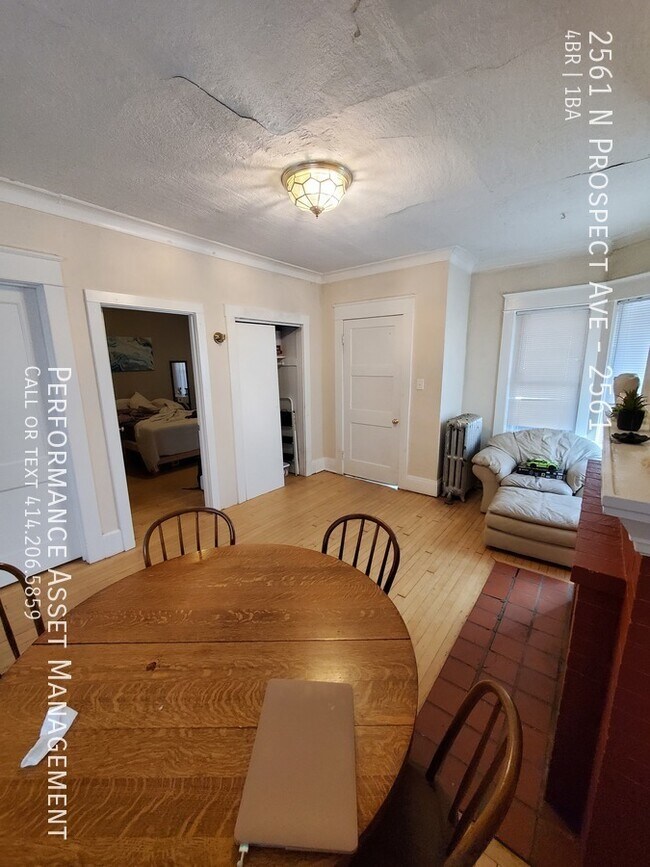 Building Photo - Spacious 3BED/1BATH Eastside Lower Unit