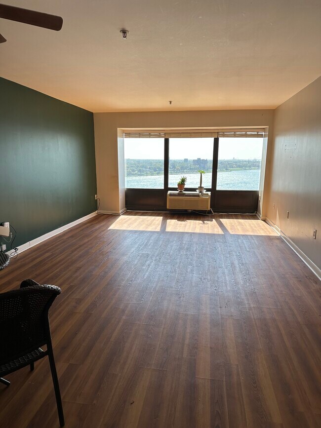 Building Photo - 300 Riverfront Dr