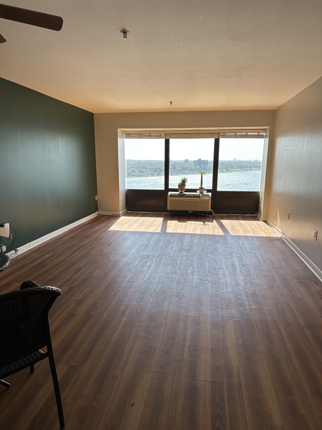 Building Photo - 300 Riverfront Dr