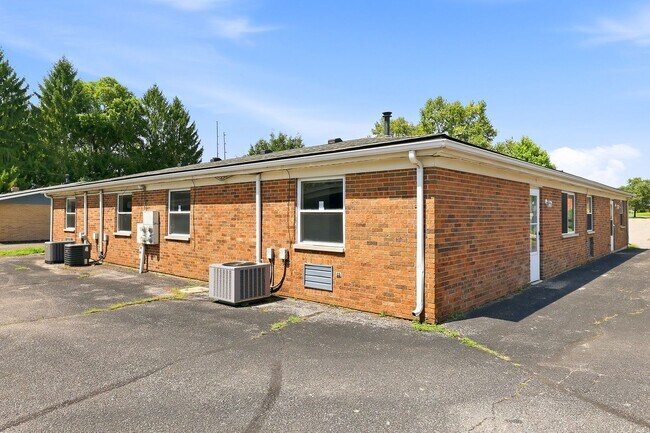 Building Photo - 2408-2414-2414 Red Coach Dr