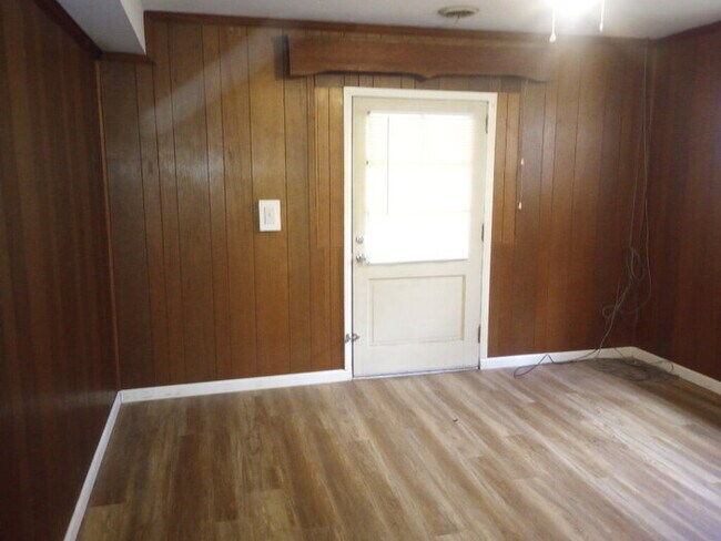 Foto del edificio - 706 W Lee Rd