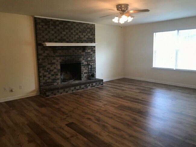 Building Photo - 417 Lilly Ln