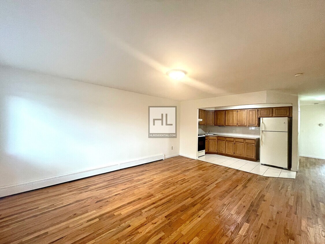 Building Photo - Spacious 3 Bed/ 2 Bath 69 STREET