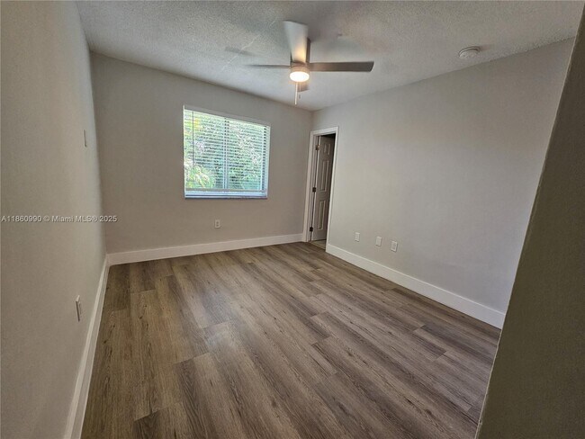 Foto del edificio - 560 NE 63rd St