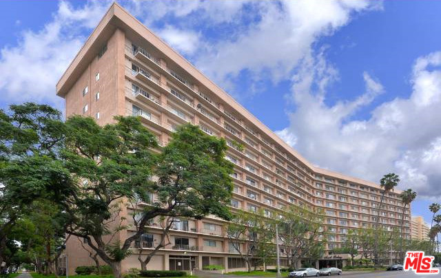 Foto del edificio - 100 S Doheny Dr