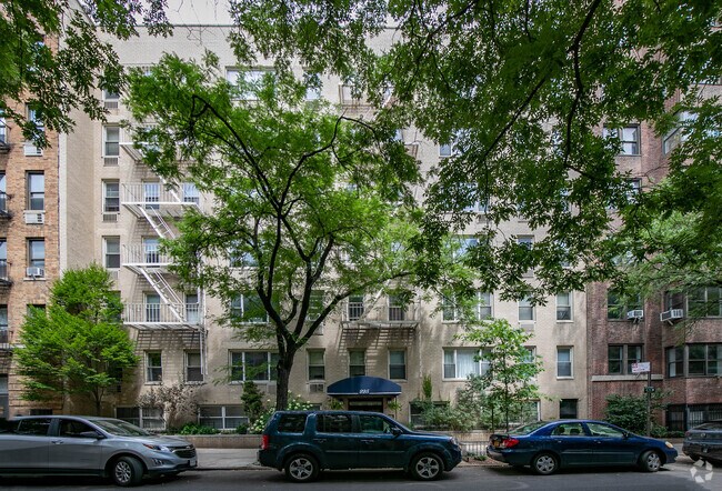 Building Photo - 225 E 76th St