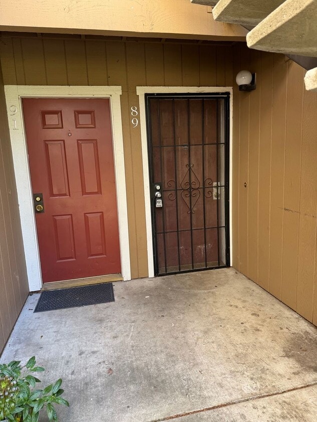 Primary Photo - Recently remodeled spacious townhome with ...