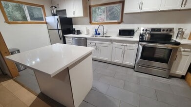 Building Photo - 2050 Woodland Dr