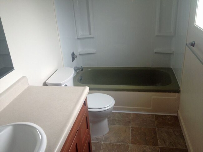 Foto del edificio - Thurston/East Springfield partially updated duplex