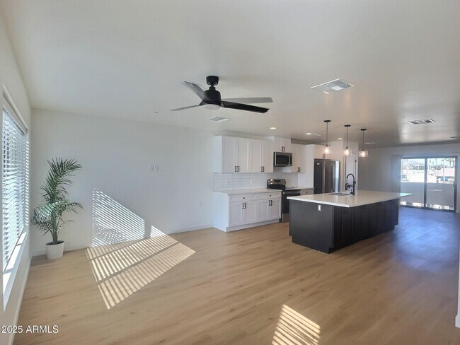 Foto del edificio - 2502 E Paradise Ln