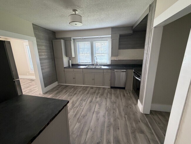 Foto del edificio - 2 Bedrooms / 1 Bath Home - Johnson City TN