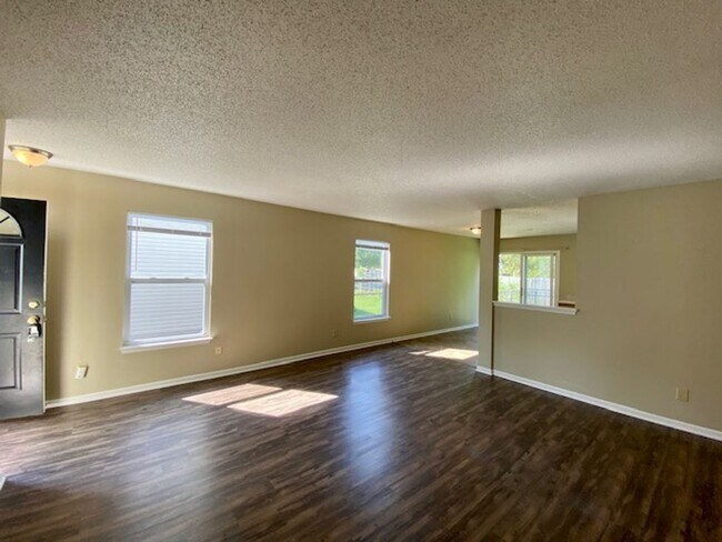 Foto del edificio - Wonderful 3 Bedroom 2 Bathroom Ranch Home ...