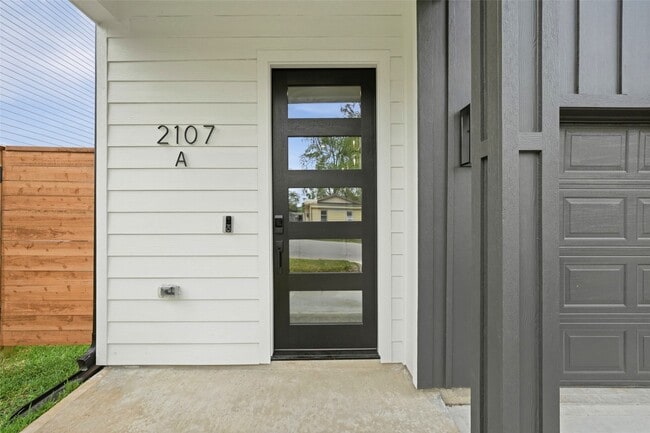 Building Photo - 2107 Esther Dr