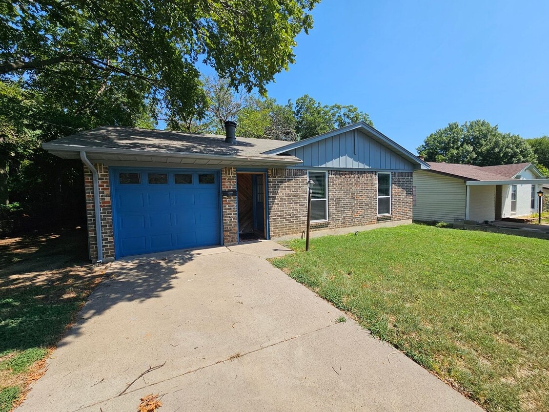 Available Now.. Absolutely Amazing property - 10377 Country Club Dr (Dallas, TX)