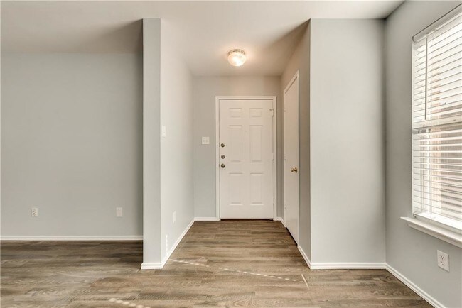 Building Photo - 2117 Lone Pecan Dr