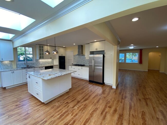 Building Photo - REDWOOD CITY - Beautifully Updated 3BR/2BA