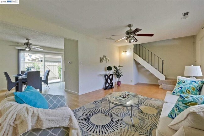 Foto del edificio - $2,890 / 3 BR - GORGEOUS TOWN HOME IN NORTHGATE AREA OF FREMONT!