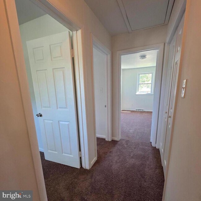 Building Photo - 108 Charles Pl