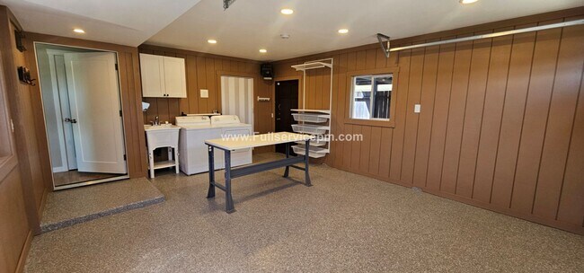 Building Photo - Charming and Updated Rambler 3 br. Fairwood Rambler w/large yard