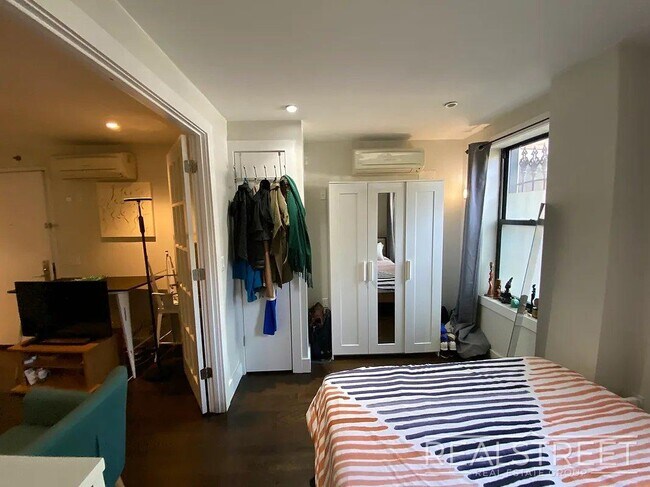 Foto del edificio - Modern Ground-Floor 1 Bedroom with Gym, Roof Deck & Courtyard in Prime Williamsburg
