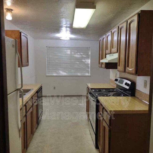 112 Sunset St Unit B, Sutherlin, OR 97479 Condo for Rent in Sutherlin