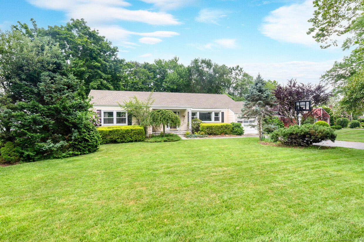 Primary Photo - 74 Boxwood Dr