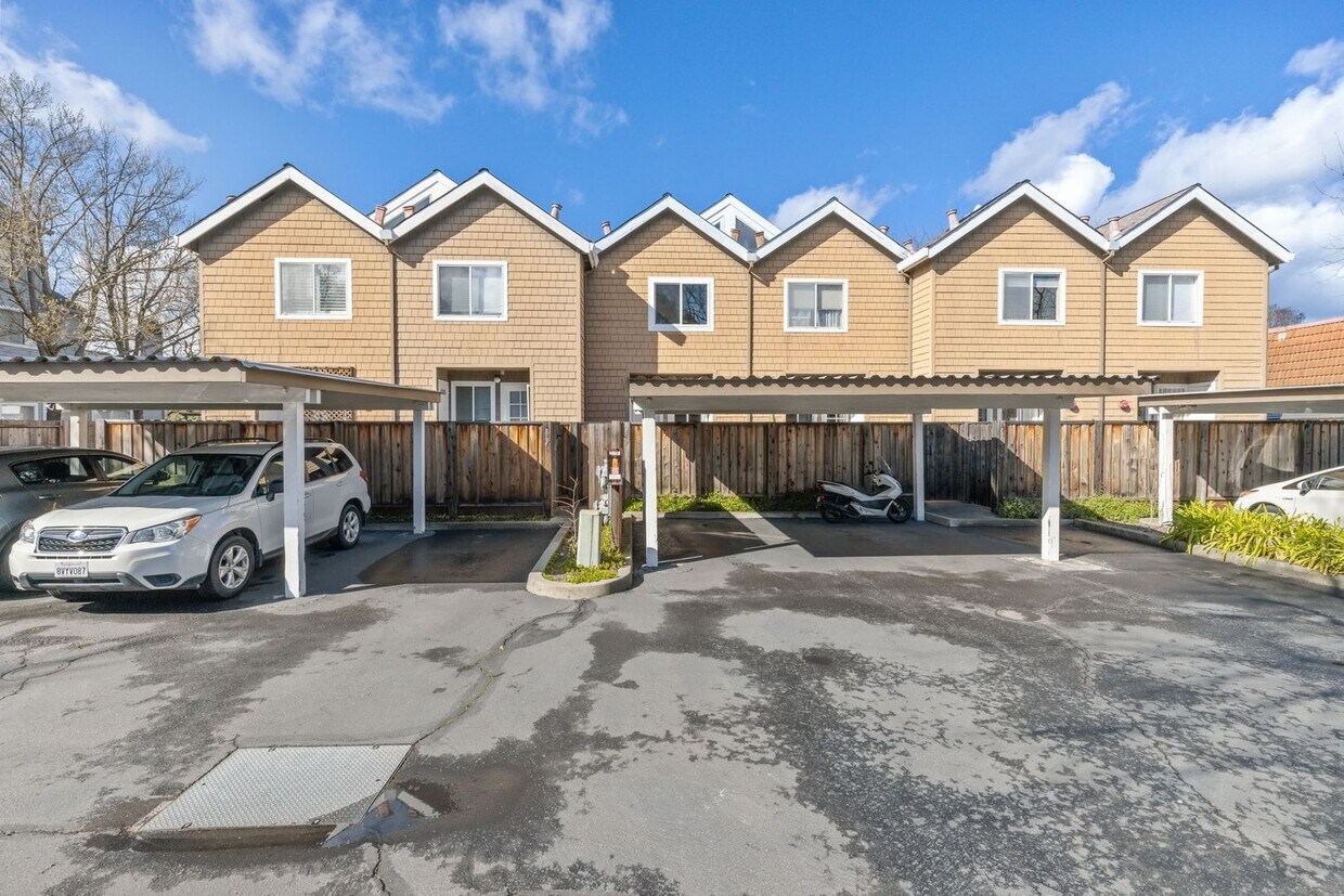 Primary Photo - Bright 2 Bedroom 1.5 Bath Condo with Priva...