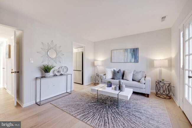 Foto del edificio - Gorgeous 2 Bedroom 2.5 Bath in Chevy Chase