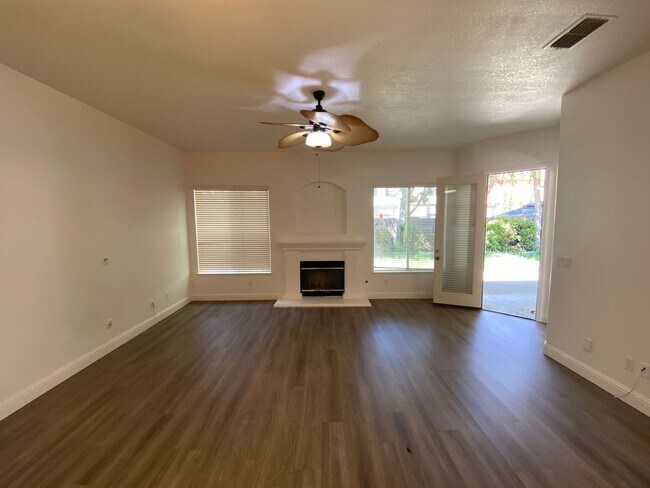 Foto del edificio - East Elk Grove Home Close to Pleasant Grov...