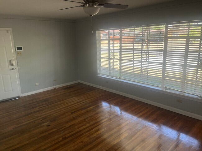 Foto del edificio - 404 Storeywood Dr