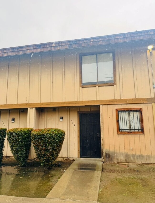 Building Photo - 1221 N Peach Ave