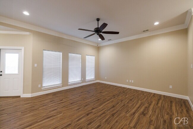 Foto del edificio - For Lease