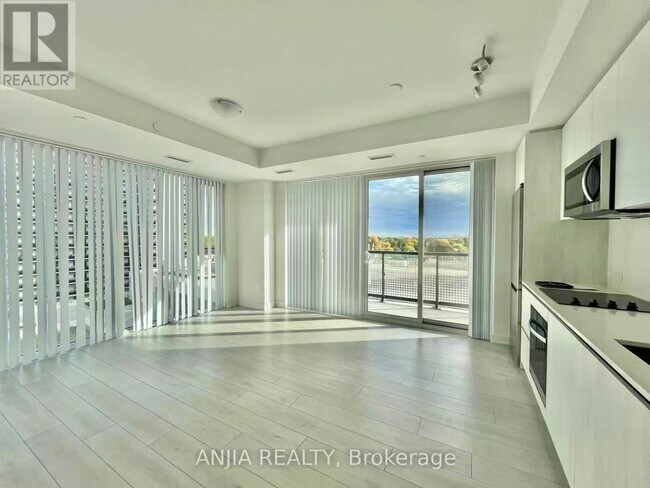 Building Photo - 5858 Yonge St