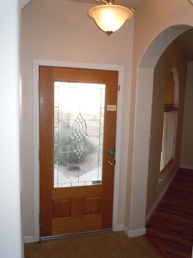 Building Photo - 108 Camino De La Sierra NE