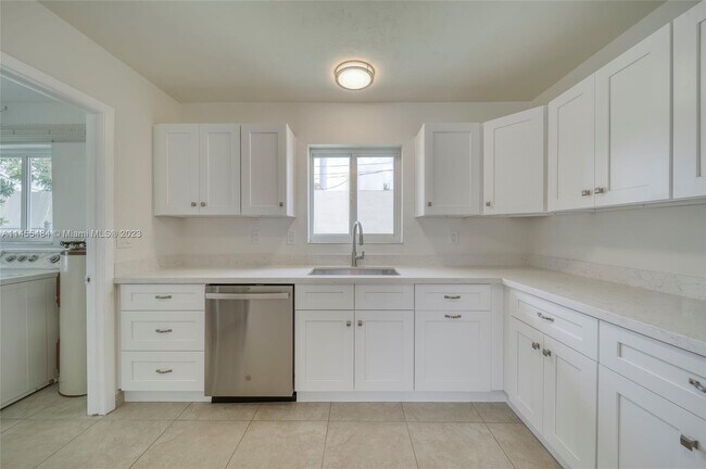 Building Photo - 9557 SW 40th Ter