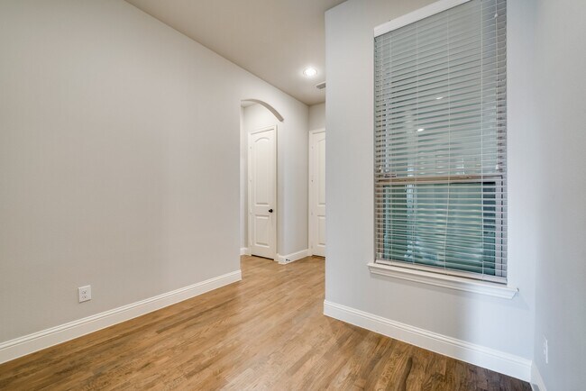 Foto del edificio - 923 Whitehall Dr