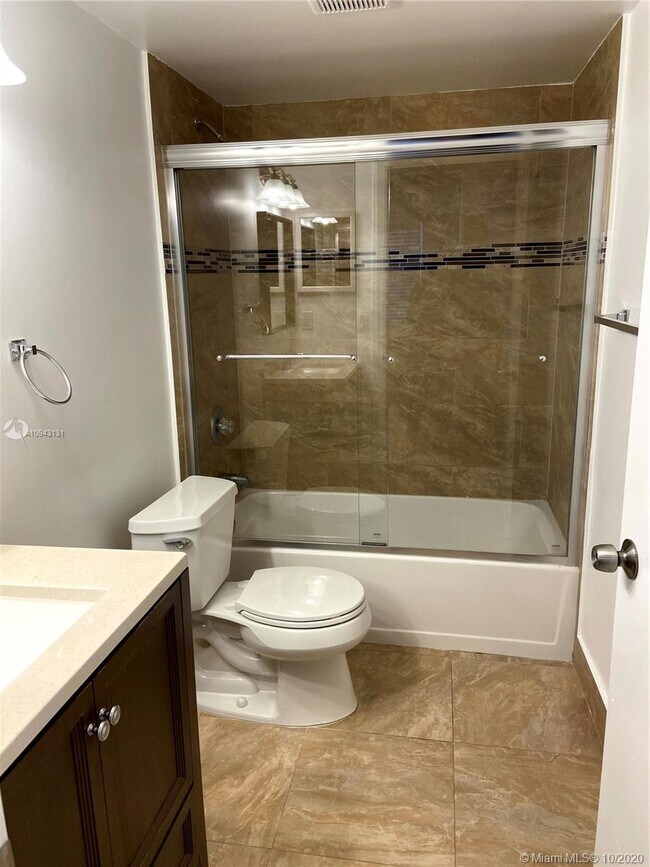 Foto del edificio - 18220 Mediterranean Blvd