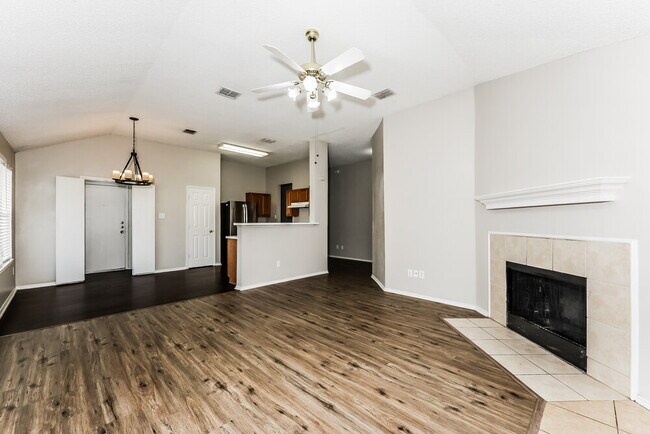 Foto del edificio - 833 Beaver Creek Dr