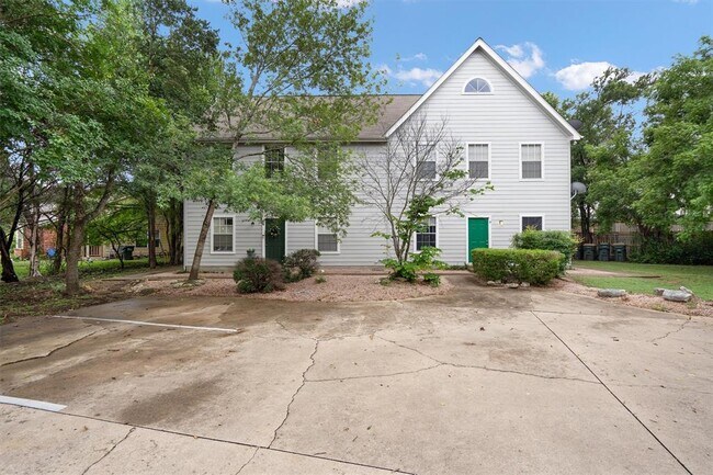Foto del edificio - 2908 Whisper Oaks Ln
