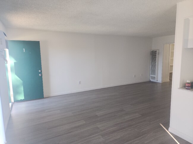 Foto del edificio - 12221 Telephone Ave